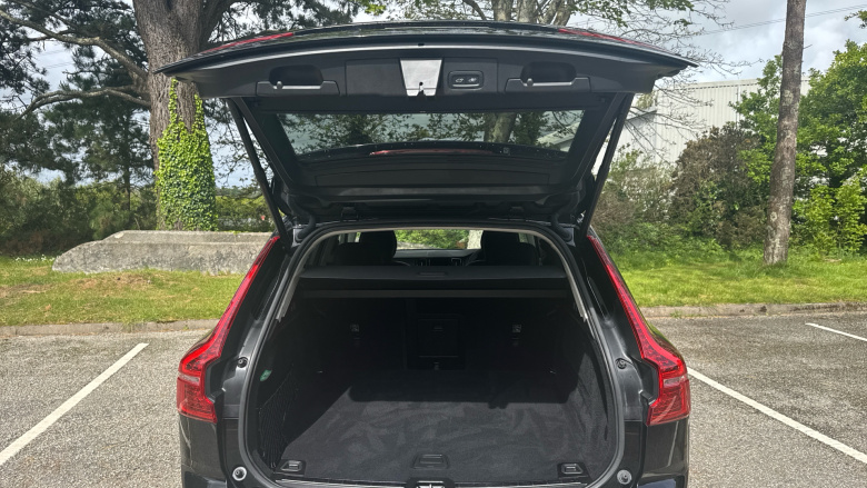 Volvo Xc60 2.0 B4P Plus Dark 5dr Geartronic Petrol Estate